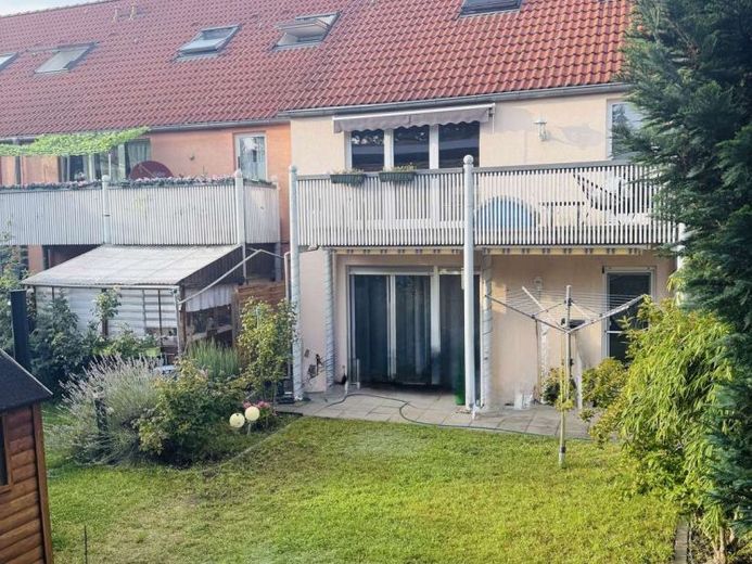 Reihenmittelhaus mit zwei Wohnungen in einer angenehmen Wohnsiedlung – Foto 1