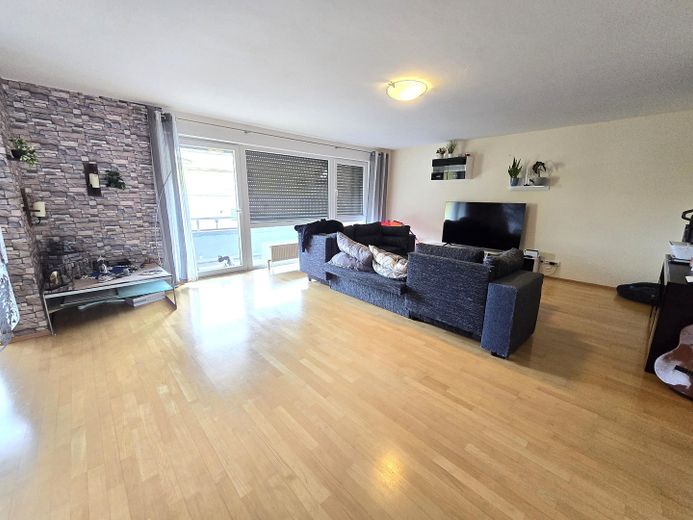 Placement financier avec perspectives – 2 logements loués + parking souterrain | 135 m² | 17.640 € de loyer annuel hors charges – 3,5-Zi.WHG - Wohnzimmer