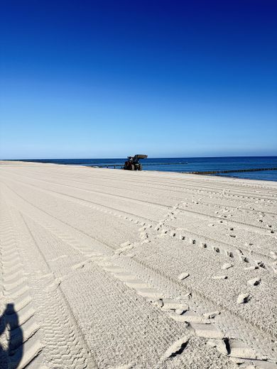 Ferienwohnung 1. Reihe mit 21,8 m² Terrasse – belegte Einnahmen, provisionsfrei – Der Strand vor dem Haus