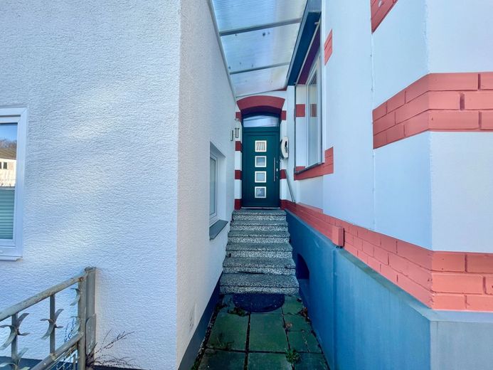 ein neues Zuhause - auch für große Familien - zum fairen Preis – Hauseingang