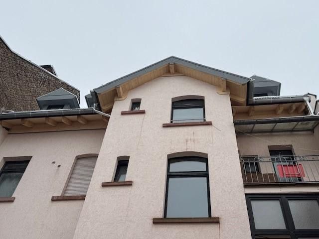 Großzügige Altbauwohnung mit Balkon und Option zur späteren Neuaufteilung – Aussensicht Hifseite, Balkon