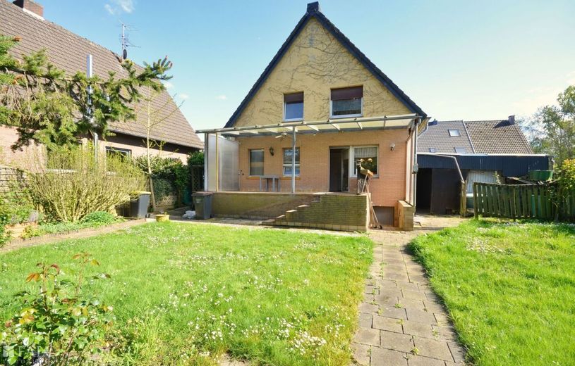 Freistehendes Einfamilienhaus mit großem Garten! – Gartenansicht