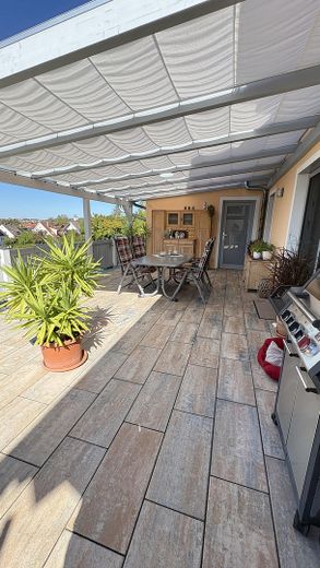 Orman kıyısında sakin bir konumda sıra dışı bir ev. Havuzlu, jakuzili ve uzak manzaralı eşsiz bir mülk. – Großzügig überdachte Terrasse