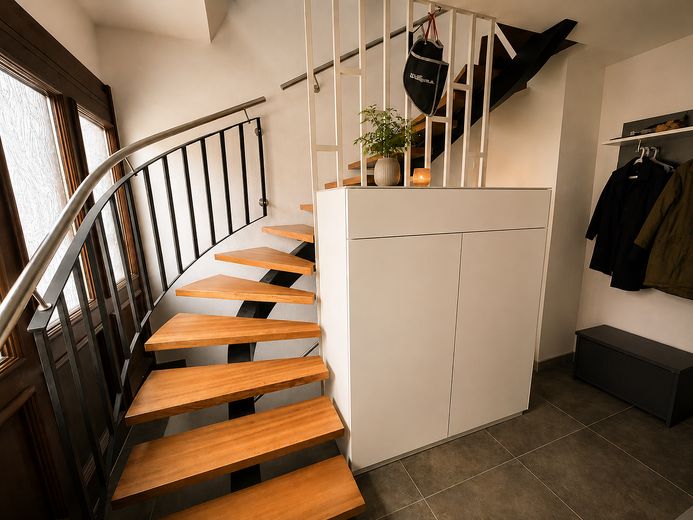 Modernize edilmiş müstakil ev | 196 m² yaşam alanı | 1.382 m² arsa | hemen taşınmaya hazır – Restaurierte Mahagoni-Treppe
