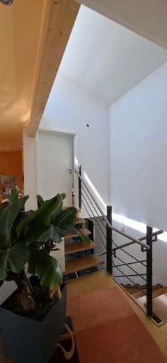 Hochwertiges Architektenhaus mit Wintergarten, Teich und 1.541 m² Grundstück in Albstadt-Tailfingen – Treppen- und Galeriebereich
