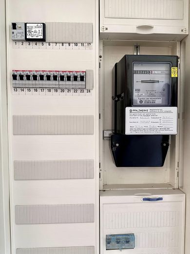 Örtülü teraslı, koi havuzlu bahçeli, garajlı ve park yeri bulunan güzel 5 odalı mutfaklı banyo/WC’li daire – aidat yok – Elektrik mit FI-Schutzschalter