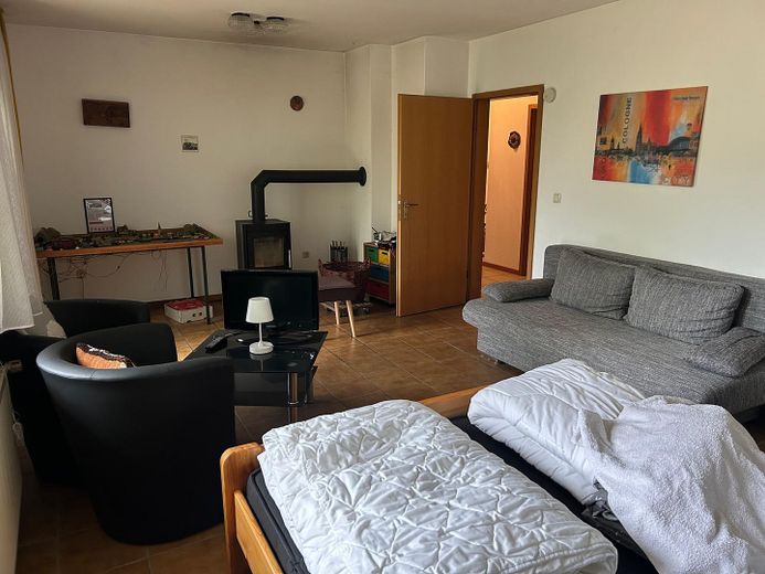 Casa unifamiliare ben tenuta con grande potenziale e terreno edificabile aggiuntivo a 54570 Neroth – Zimmer 2 Keller