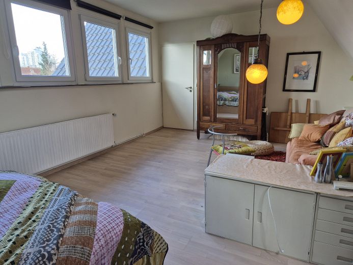 Großes Einfamilienhaus mit Einliegerwohnung in Groß-Buchholz, sehr ruhige Lage – Schlafzimmer 1 im Dachgeschoss