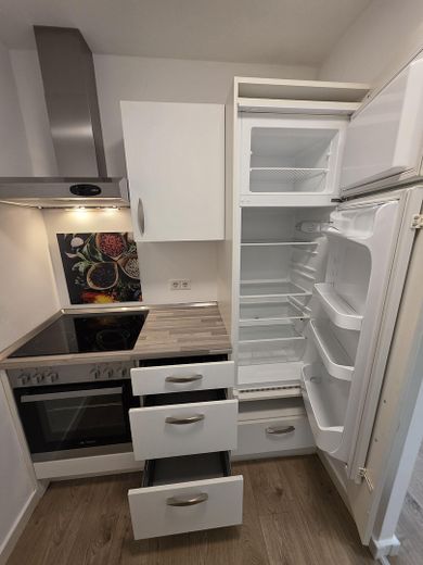 Schöner Wohnen, provisionsfreie/möblierte 1,5 Z-Whg.,2.OG, Lift, TG, 10 Min. U3, 5 % Rendite möglich – Küche mit XL Kühlschrank