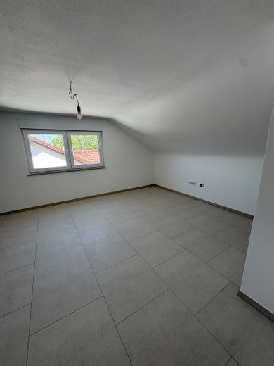 Erstbezug nach Kernsanierung: Moderne 3-Zimmer-Dachgeschosswohnung mit neuer Einbauküche – Wohnzimmer