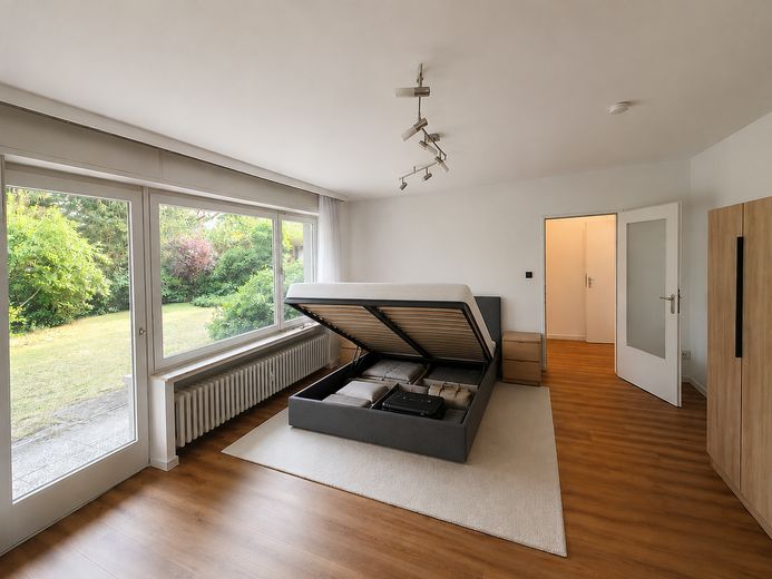 Appartement moderne avec nouvelle cuisine équipée, terrasse et mobilier partiel – disponible immédiatement ! – Wohn-/Schlafbereich