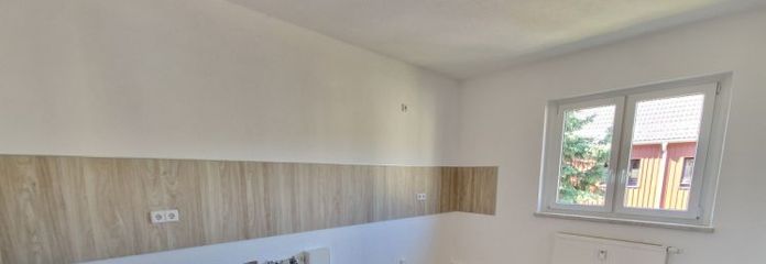 ALTBAUWOHNUNG mit großer Küche - Küche und Bad mit Fenster