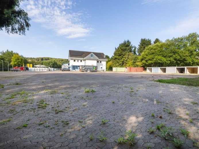 Außenlagerfläche/Freifläche zu vermieten! 2.000 qm gepflasterte Fläche - Gewerbegebiet von Raubach! – Foto 1
