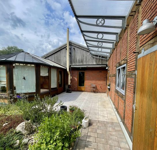 Nachhaltiger Bungalow mit Wintergarten, Garage und Garten – Südterasse teilüberdacht