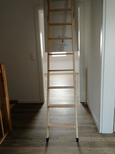 Modernes Reiheneckhaus in ruhiger Lage - gehobene Ausstattung – Einschubtreppe zum Spitzboden