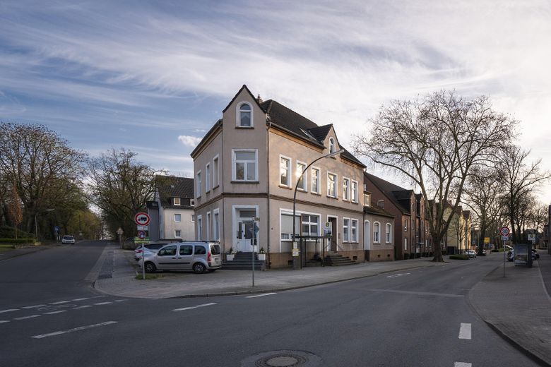 Provisionsfrei: Renoviert & bezugsfrei – 2,5-Zimmer-Wohnung zum Einziehen oder Vermieten! – Außenansicht vorne