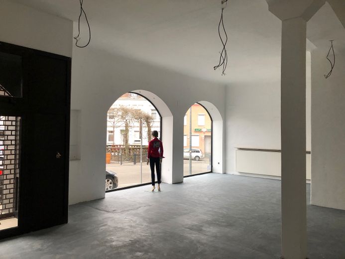 🚀 Ihr neues Gewerbe mit Charakter: Hohe Decken, riesige Schaufenster & maximale Flexibilität! – Innenraum 2