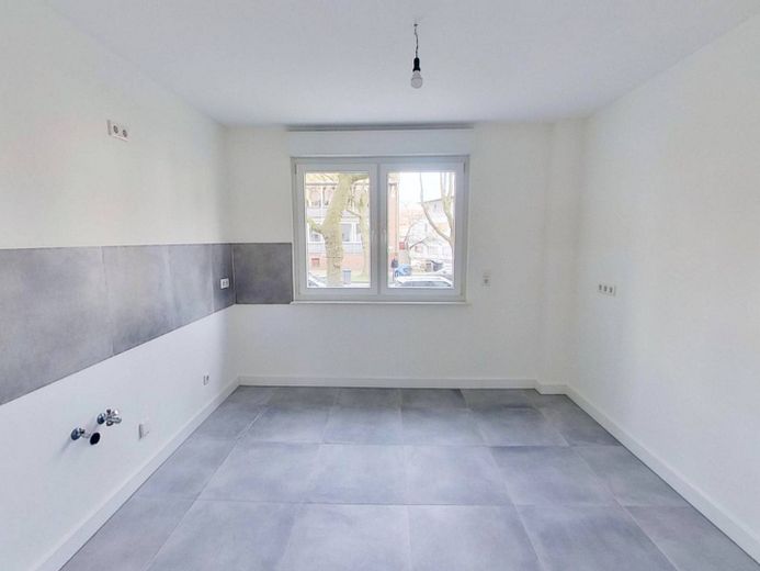 Helle 2-Zimmer-Wohnung mit Tageslichtbadezimmer und großem Balkon – Ansicht I: Küche