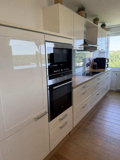 Penthouse mit großer Dachterrasse, Panoramablick & privater Sauna – Zeitlose Einbauküche