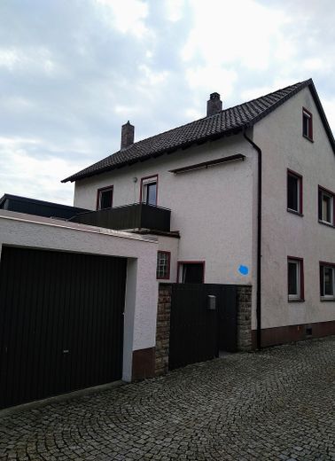 Sin comisión: casa con garaje en venta – Anwesen Straßenansicht 