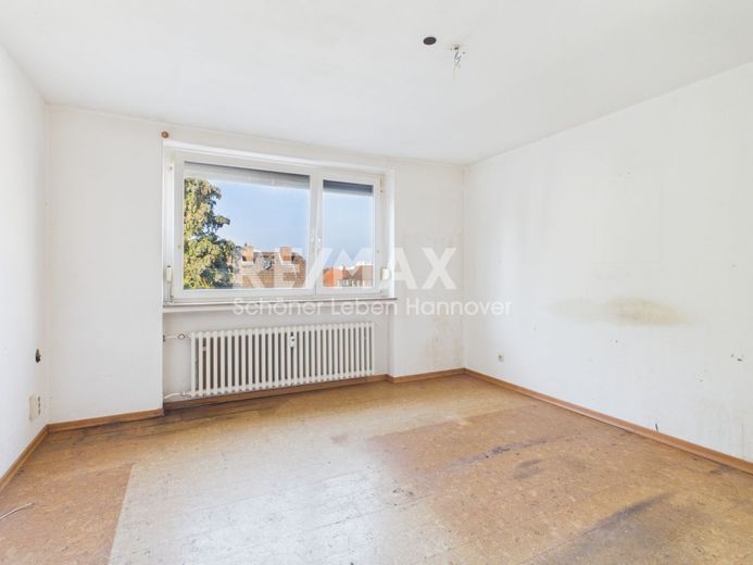 *reserviert* Renovierungsbedürftige, sonnige 3 Zimmer- Wohnung – Zimmer