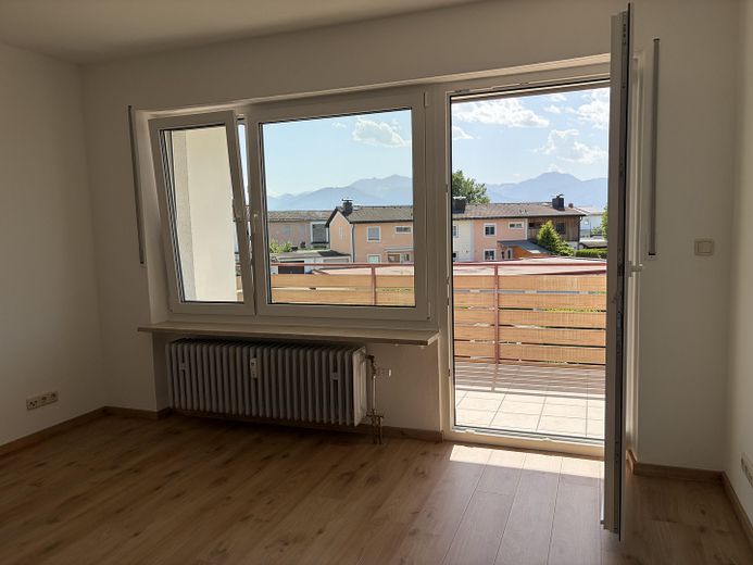 Mooie, ruime 3-kamerwoning 90m² met zuidwestbalkon en droomuitzicht in Rosenheim-Pang – Wohnzimmer