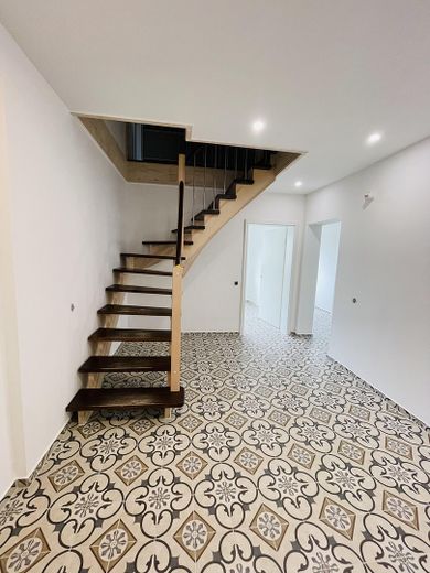 Frisch renoviert ! 885m² Elegante & Attraktive provisionsfreie Gewerbefläche in Winsen (Luhe) – Treppenaufgang zum 1. OG
