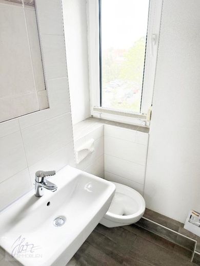 ***CHARMANTE EIGENTUMSWOHNUNG IN GEPFLEGTER WOHNANLAGE*** - Ideal für Eigennutzer und Kapitalanleger – Tageslichtbad mit Raumsparwanne, Toilette, Waschtisch und Handtuchheizkörper