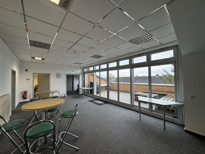Bezugsfertige Büroimmobilie in zentraler Lage von Greven – Pausenbereich mit Terrasse