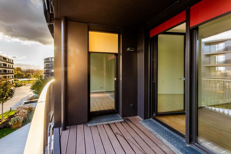 Erstbezug: Exklusive, sonnige 2-Zimmer-Wohnung mit Balkon mit Elbblick in Bestlage im Marina Garden! – Balkon mit seitl. Elbblick