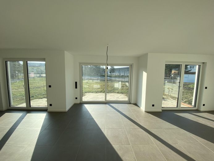 Now at an advantageous price: Modern country house incl. plot & fitted kitchen – Wohnzimmer