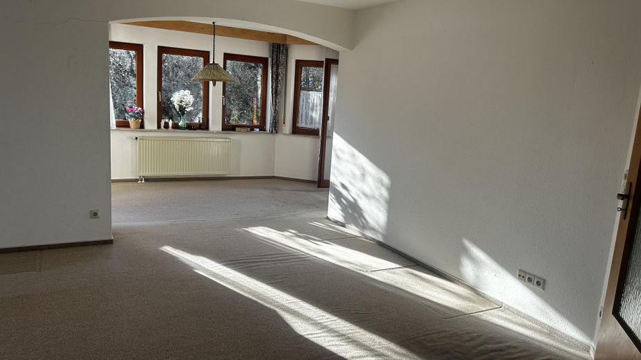 Casa con molta luce, spazio e vista. Adatta anche come casa intergenerazionale o con studio professionale. – Blick Wohnzimmer ins Esszimmer