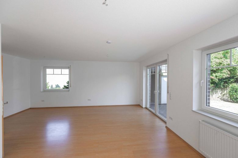 Young semi-detached house with carport in Friedrichsfehn – Wohnzimmer