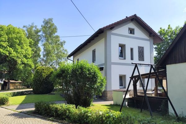 Historischer Charme trifft moderne Nachhaltigkeit: Liebevoll saniertes Einfamilienhaus in 95349 Trebgast mit Werkstatt, Garten und PV-Autarkie!