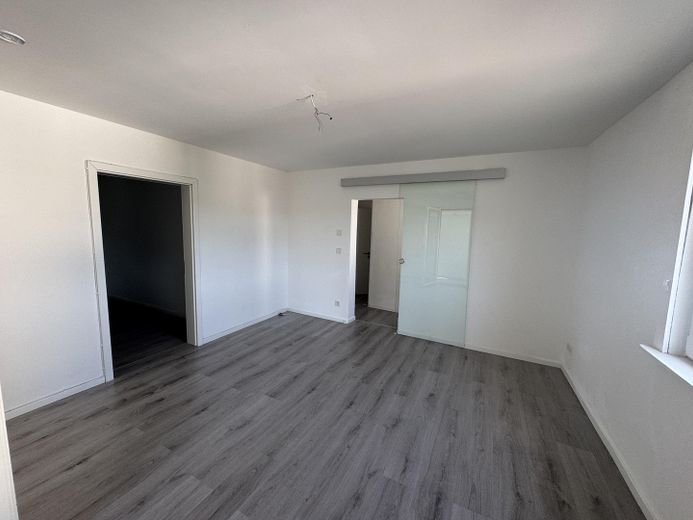 Modernisiertes Einfamilienhaus mit 1.025 m² Grundstück, Wintergarten & großem Garten – Wohnen OG