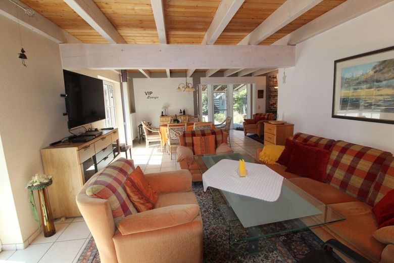 Exquisites Einfamilienhaus mit idyllischer  Gartenanlage + Teich, Saunahaus, Carport &amp; neue Heizung – Wohnzimmer mit Blick in den Garten