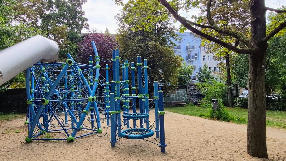 3-Zimmer-Neubauwohnung in Friedrichshain Bezugsfrei ab November 2026 – Spielplatz Gegenüber Gebäude