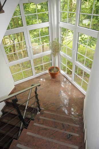 Von privat: MFH mit Mietsteigerungs- & Aufteilungspotenzial in S-Bahn-Lage Berlin – Vollverglastes Treppenhaus