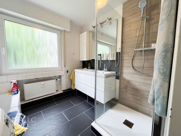 Gut geschnittene 4-Zimmer-Wohnung mit Tiefgaragenstellplatz im Wohnpark – Badezimmer