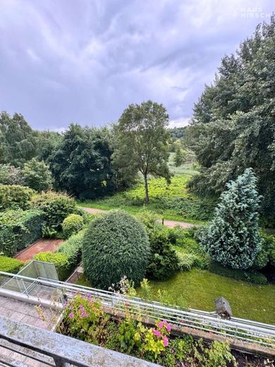 Renovierungsbedürftige Dreizimmerwohnung mit traumhaftem Ausblick – Blick ins Tal