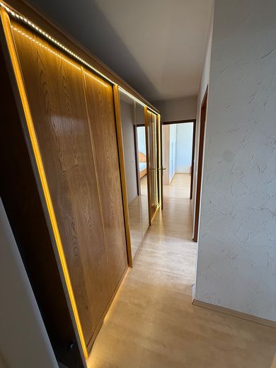 4 Zimmer mit Aussicht – Terrasse, Wärmepumpe, Garage und Stellplatz inklusive – Gang zu Schlafzimmer 2 und 3