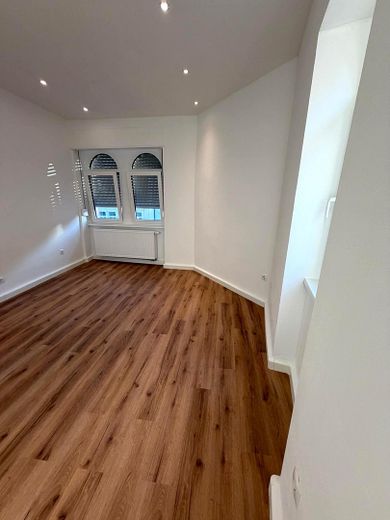 Komplett renovierte, helle 1,5-Zimmer Wohnung im Zentrum – Wohn-/Schlafzimmer