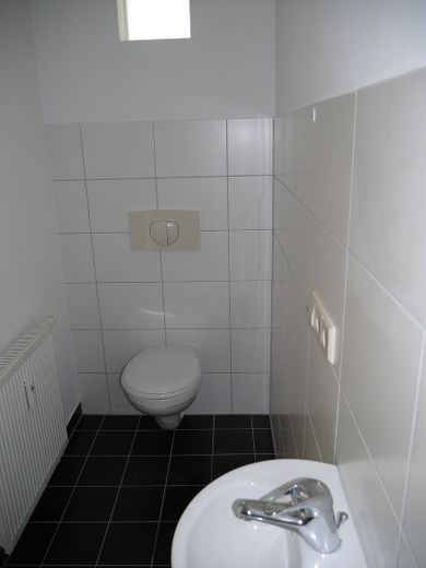 DD-Cotta: Attraktive, großzügige 4-Raum-Wohnung mit Einbauküche und privatem Gartenanteil ! – Gästebad