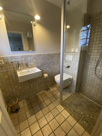 Duschbad im Eingangsbereich