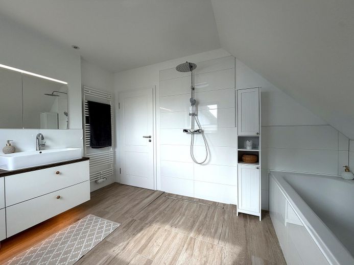 Renoviertes Einfamilienhaus in ruhiger Lage – Badezimmer OG