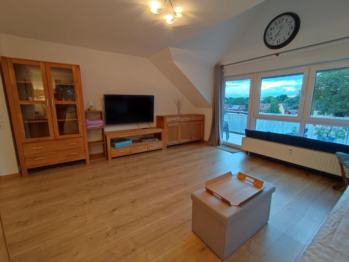 Provisionsfrei: Lichtdurchflutete DG-Wohnung mit 16 m² Dachterrasse, Aufzug & TG-Stellplatz – Wohnzimmer