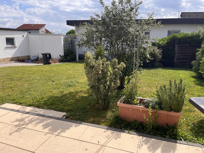 Große 3,5-Zimmer-Wohnung mit Gartennutzung in Messel – Foto 1