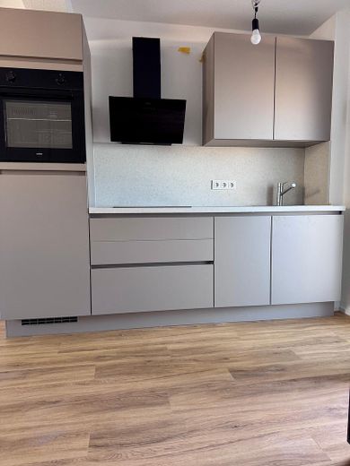 Kapsamlı tadilat sonrası ilk kullanım | KfW55 EE | 62 m² | Üst kat/çatı katı | İstasyona 2 dk. | Taşınmaya hazır 10/2026 – Küche 