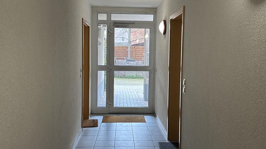 Schöne 2-Zi.-Whg. m. Südbalkon u. EBK - top vermietet - in ruhiger und zentraler Lage – Hauseingang