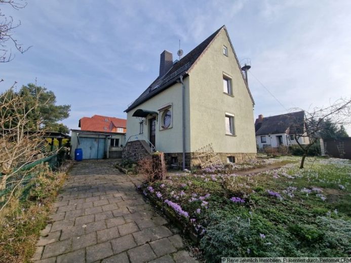 Freistehendes Haus mit 753 m² Grundstück, Brunnen, Garagen und viel Raum für neue Wohnträume – Foto 1